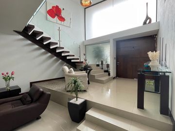 Casa en Venta con amplio jardín en Lomas de Angelópolis II, Zona Azul