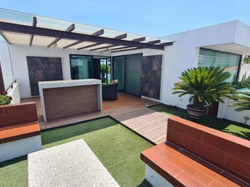 Casa en Venta con amplio jardín en Lomas de Angelópolis II, Zona Azul