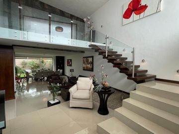 Casa en Venta con amplio jardín en Lomas de Angelópolis II, Zona Azul
