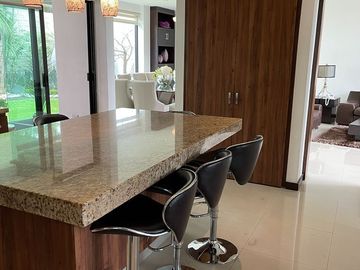 Casa en Venta con amplio jardín en Lomas de Angelópolis II, Zona Azul