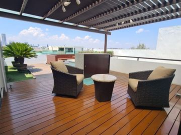 Casa en Venta con amplio jardín en Lomas de Angelópolis II, Zona Azul