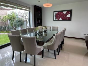 Casa en Venta con amplio jardín en Lomas de Angelópolis II, Zona Azul