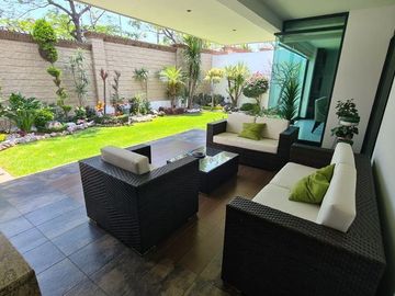 Casa en Venta con amplio jardín en Lomas de Angelópolis II, Zona Azul