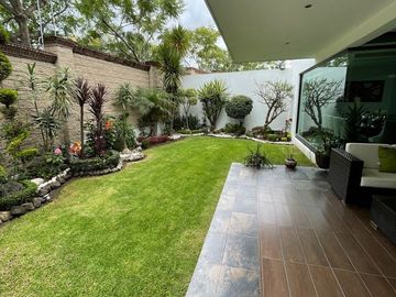 Casa en Venta con amplio jardín en Lomas de Angelópolis II, Zona Azul