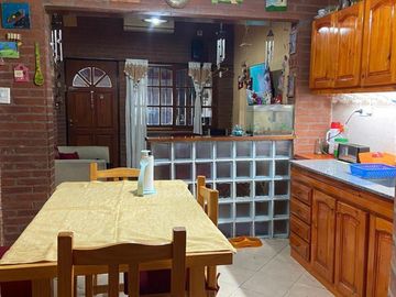 Chalet de 4 Ambientes con Patio Mas PequeÃ±o Depto- PERMUTA