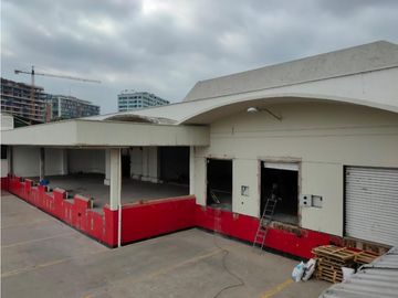 AV DE LAS AMERICAS LOCAL COMERCIAL Y PATIO