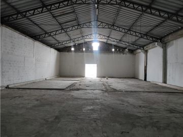 AV DE LAS AMERICAS LOCAL COMERCIAL Y PATIO
