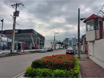AV DE LAS AMERICAS LOCAL COMERCIAL Y PATIO