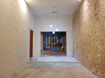 HERMOSA CASA NUEVA EN EL CENTRO DE MERIDA
