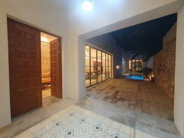 HERMOSA CASA NUEVA EN EL CENTRO DE MERIDA
