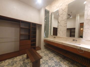 HERMOSA CASA NUEVA EN EL CENTRO DE MERIDA