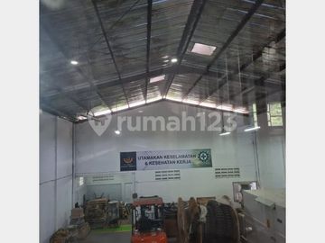 Disewakan Gudang Strategis Siap Usaha di Setu Parkir Luas