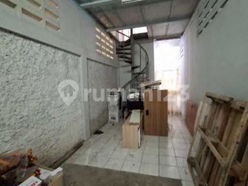 Disewakan Gudang Strategis Siap Usaha di Setu Parkir Luas