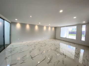 VENTA/RENTA DE CASA NUEVA EN EXCLUSIVO FRACC. KINARA
