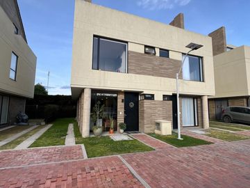 Casa en venta en Chía vereda Bojacá 3 niveles