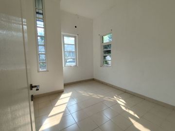 Rumah Luas 1 Lt 10 Menit ke Pintu Tol Jatikarya 2 Hadap Utara J-15638