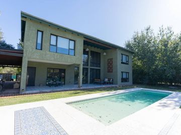 VENTA O ALQUILER DE Casa con pileta sobre lote de 2.110m2 - Barrio cerrado Chacras del Ocho Pilar