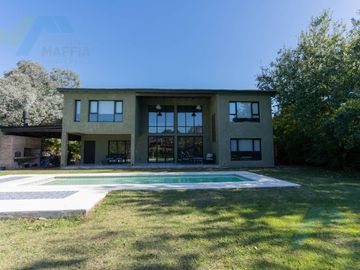 VENTA O ALQUILER DE Casa con pileta sobre lote de 2.110m2 - Barrio cerrado Chacras del Ocho Pilar