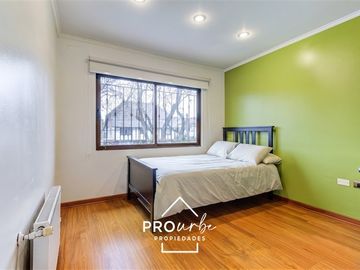 Casa en venta de 5 dorm. en Las Condes, jardin y piscina