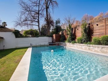 Casa en venta de 5 dorm. en Las Condes, jardin y piscina