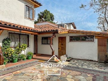 Casa en venta de 5 dorm. en Las Condes, jardin y piscina