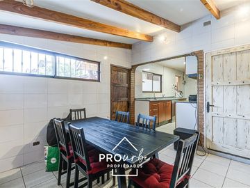 Casa en venta de 5 dorm. en Las Condes, jardin y piscina