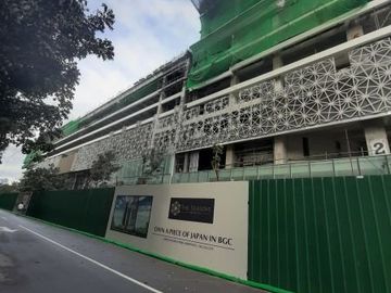 THE SEASONS RESIDENCES LUXURY LIVING IN BGC PH