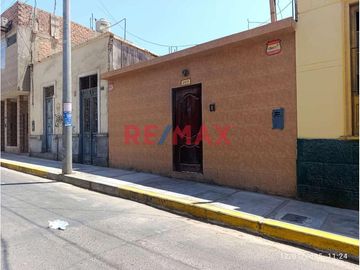 ¡Oportunidad única!  Venta de Casa en Huacho – 240 m² 

Todo lo que necesitas para vivir cómodamente. Ubicada a solo 4 cuadras de la plaza central y