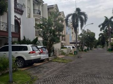 Rumah Disewakan Wisma Bukit Mas Surabaya Cluster Roma, 3 Lantai