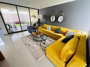 Estrena Casa en Altos Juriquilla, Roof Garden, 3 Niveles, Equipada.