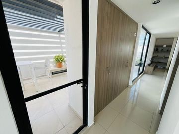 Estrena Casa en Altos Juriquilla, Roof Garden, 3 Niveles, Equipada.