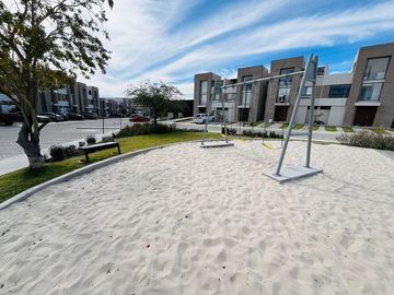 Estrena Casa en Altos Juriquilla, Roof Garden, 3 Niveles, Equipada.