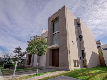 Estrena Casa en Altos Juriquilla, Roof Garden, 3 Niveles, Equipada.