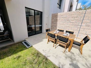 Estrena Casa en Altos Juriquilla, Roof Garden, 3 Niveles, Equipada.