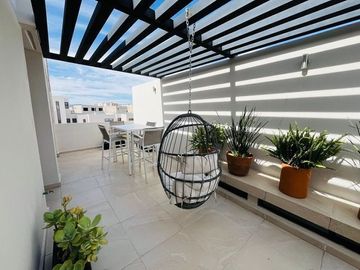 Estrena Casa en Altos Juriquilla, Roof Garden, 3 Niveles, Equipada.