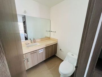 Estrena Casa en Altos Juriquilla, Roof Garden, 3 Niveles, Equipada.