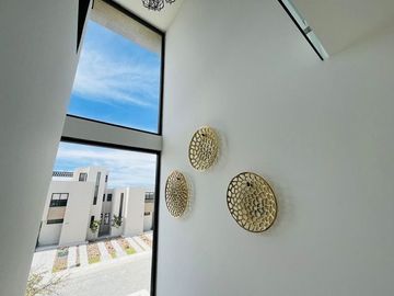 Estrena Casa en Altos Juriquilla, Roof Garden, 3 Niveles, Equipada.