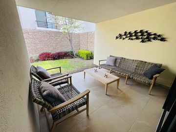 Estrena Casa en Altos Juriquilla, Roof Garden, 3 Niveles, Equipada.