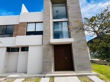 Estrena Casa en Altos Juriquilla, Roof Garden, 3 Niveles, Equipada.