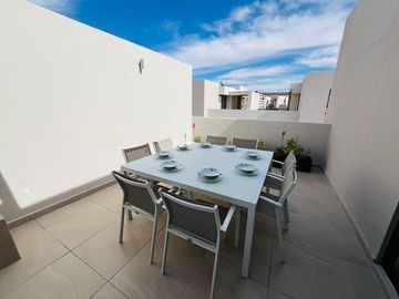 Estrena Casa en Altos Juriquilla, Roof Garden, 3 Niveles, Equipada.