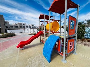 Estrena Casa en Altos Juriquilla, Roof Garden, 3 Niveles, Equipada.