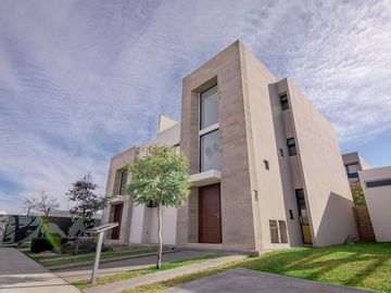 Estrena Casa en Altos Juriquilla, Roof Garden, 3 Niveles, Equipada.