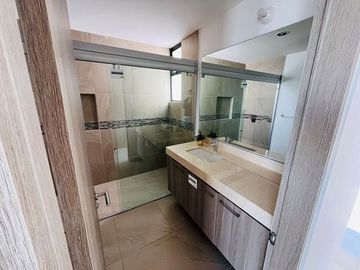 Estrena Casa en Altos Juriquilla, Roof Garden, 3 Niveles, Equipada.