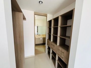 Estrena Casa en Altos Juriquilla, Roof Garden, 3 Niveles, Equipada.