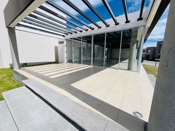 Estrena Casa en Altos Juriquilla, Roof Garden, 3 Niveles, Equipada.