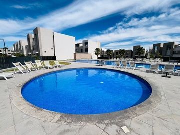 Estrena Casa en Altos Juriquilla, Roof Garden, 3 Niveles, Equipada.