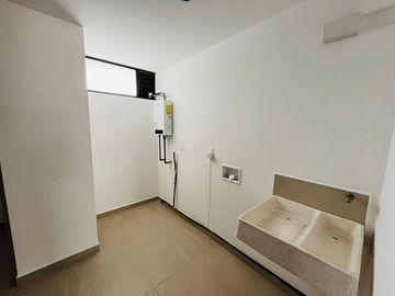 Estrena Casa en Altos Juriquilla, Roof Garden, 3 Niveles, Equipada.