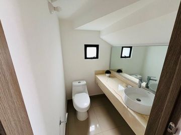 Estrena Casa en Altos Juriquilla, Roof Garden, 3 Niveles, Equipada.