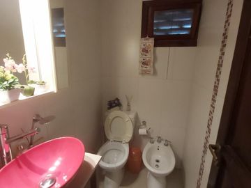 CASA EN VENTA. ÚNICA POR SUS CARACTERÍSTICAS. A MINUTOS DEL CENTRO DE POSADAS.
