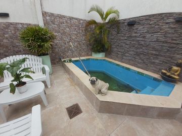 CASA EN VENTA. ÚNICA POR SUS CARACTERÍSTICAS. A MINUTOS DEL CENTRO DE POSADAS.
